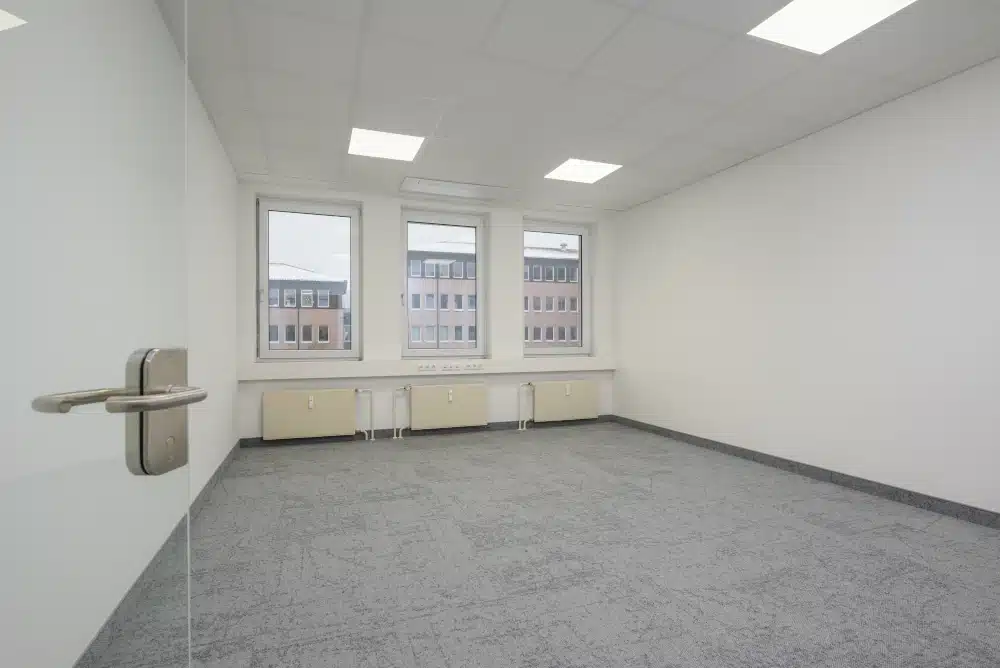 Heller Büroraum mit großer Fensterfront und modernen Deckenleuchten im Brockhaus Zentrum Leipzig