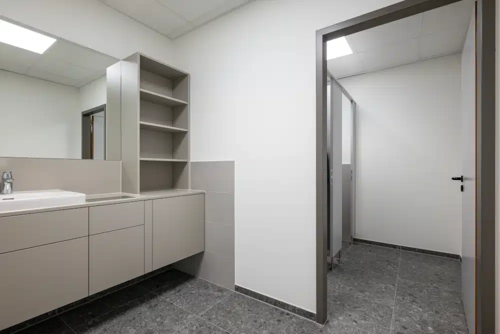 Sanitärbereich mit großzügigem Waschraum und modernen WC‑Anlagen im Brockhaus Zentrum Leipzig