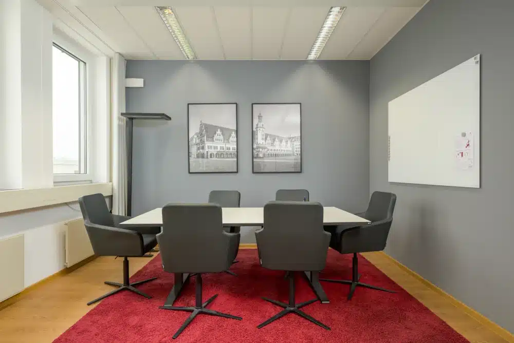 Kleiner Besprechungsraum mit Konferenztisch und Wandbildern im Brockhaus Zentrum Leipzig
