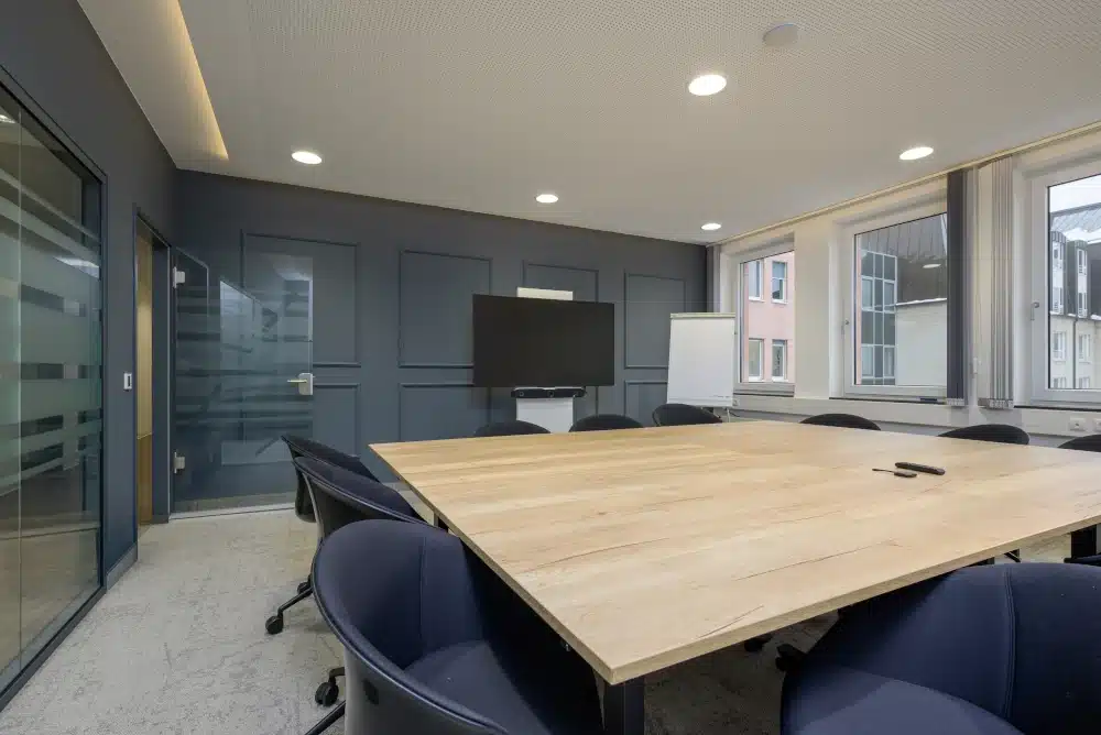 Moderner Konferenzraum mit großem Besprechungstisch und Präsentationstechnik im Brockhaus Zentrum Leipzig